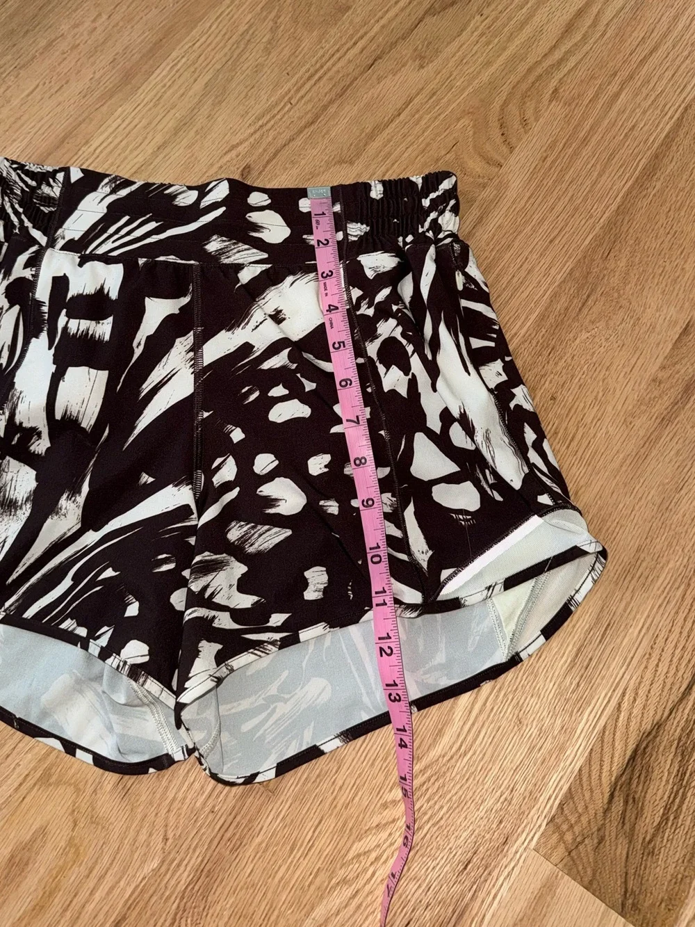 LIKE NEW 4” Lululemon Hotty Hot High Rise Lined Short Espresso Bone Size 6